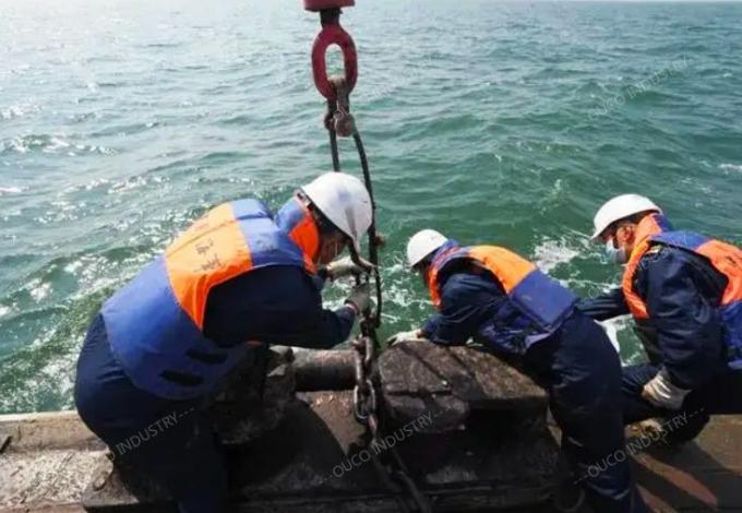seaworkers bauen Marinekräne zusammen